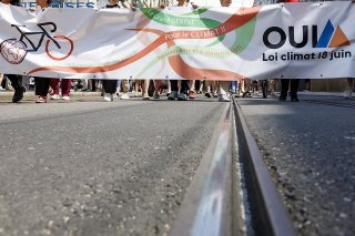La conseillère aux Etats (Verts/GE), Lisa Mazzone, (3e gauche), défile contre le réchauffement climatique dans les rues de Genève lors de la manifestation "Le Grand Geneve pour le Climat!" samedi.